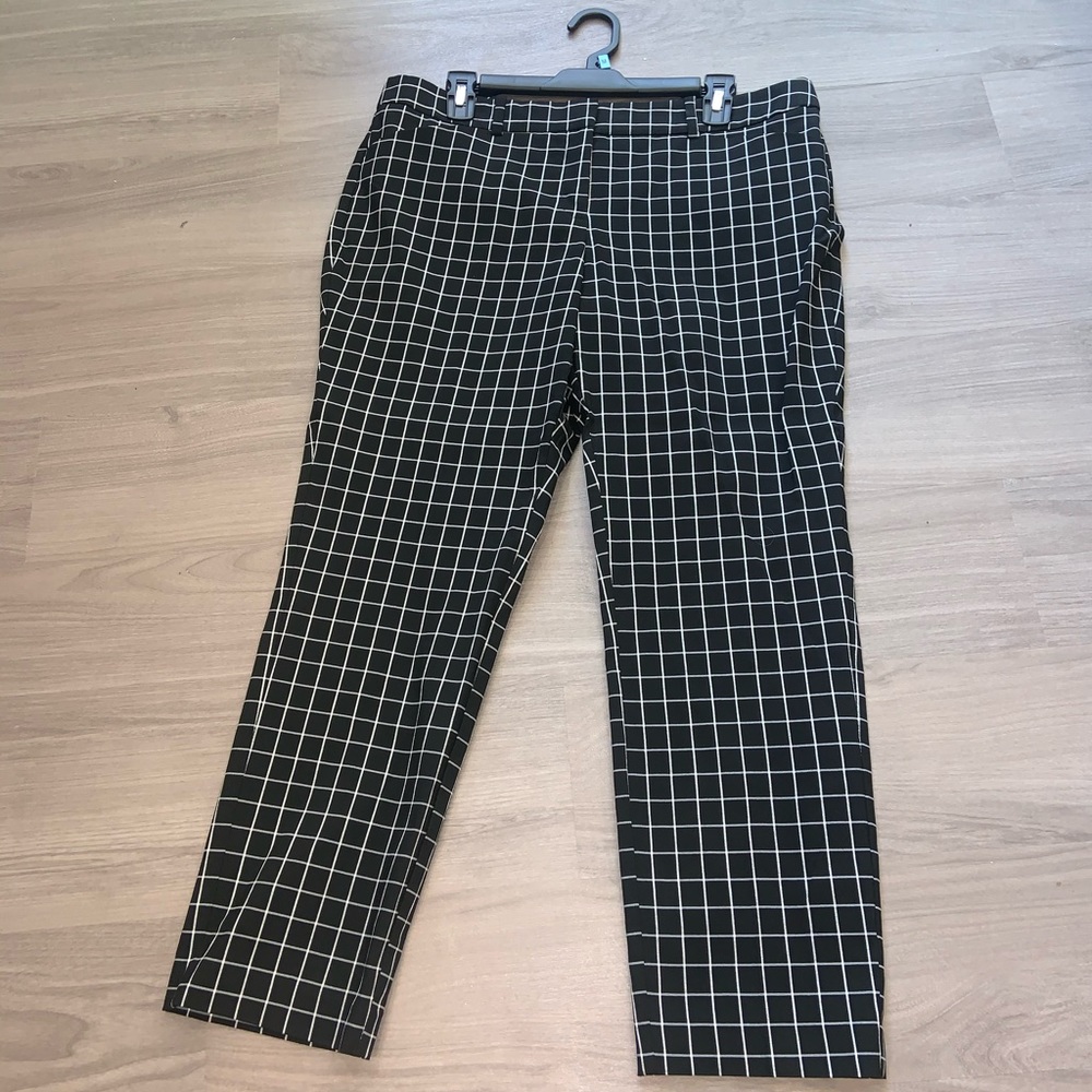 Worthington Black & white women’s dress pants. 12